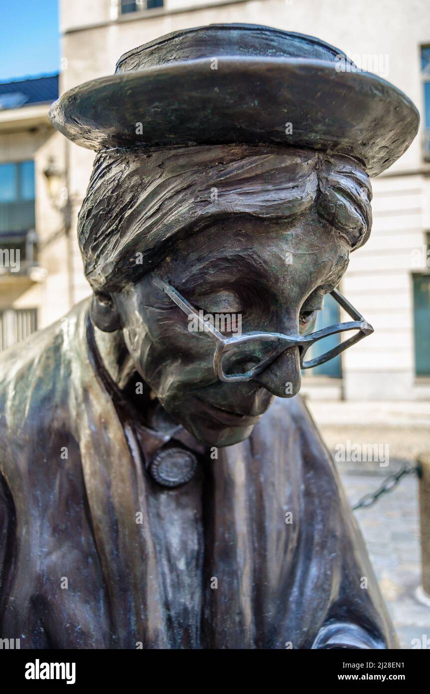 BRUSSELS, BELGIUM - AUGUST 21, 2013: Street sculpture "Madame Chapeau" by  Tom Frantzen in Brussels, Begium. The sculpture depicts an old woman who is  Stock Photo - Alamy