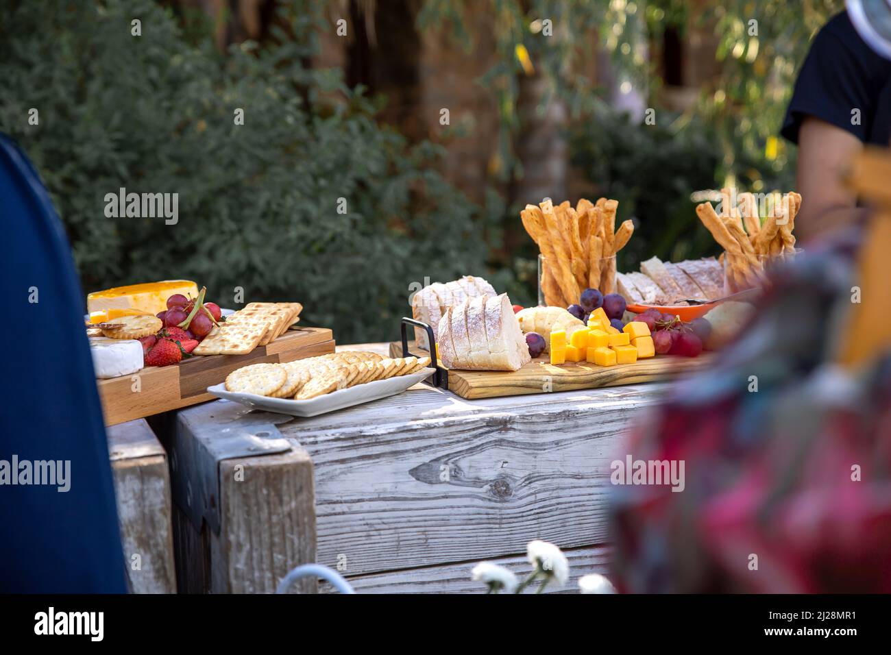Snacks Outside Eat lunch outside adult hi-res stock photography and images - Alamy