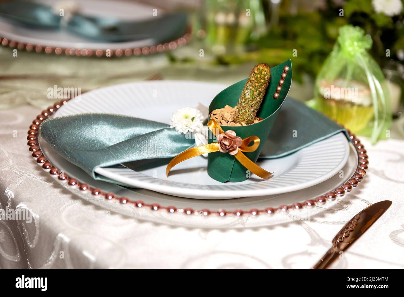 https://c8.alamy.com/comp/2J28MTM/green-and-gold-theme-table-setting-and-decorations-2J28MTM.jpg