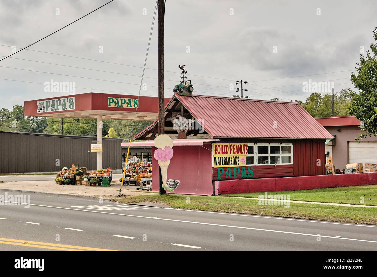 Pappa's roadside farm store or fruit stand or small country store in Brantley Alabama, rural USA. Stock Photo
