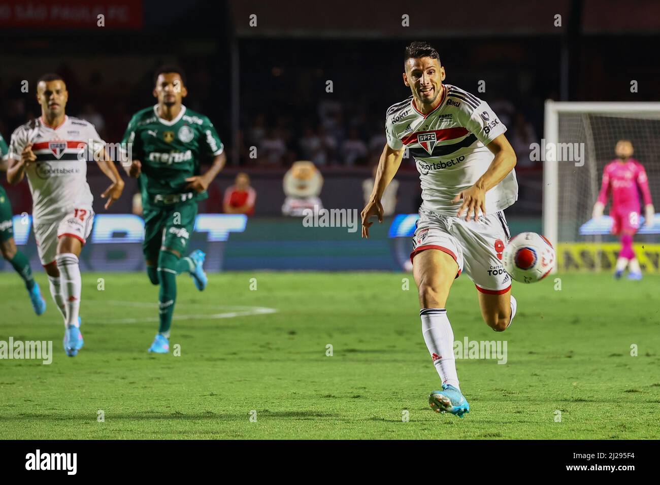 SP - Sao Paulo - 03/30/2022 - PAULISTA 2022, SAO PAULO X PALMEIRAS - Sao  Paulo player Calleri celebrates his goal with players from his team during  a match against Palmeiras at