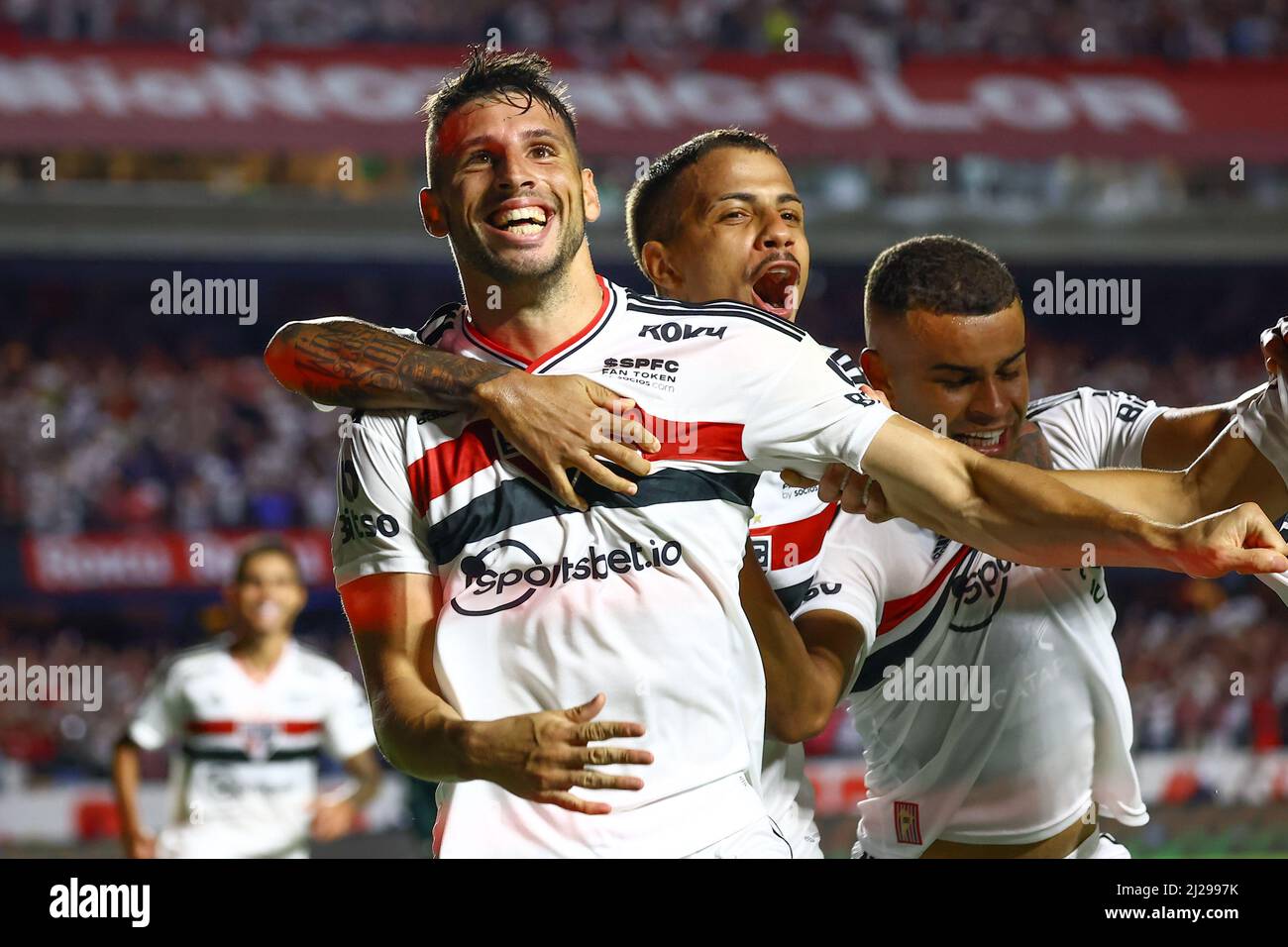 SP - Sao Paulo - 03/30/2022 - PAULISTA 2022, SAO PAULO X PALMEIRAS - Sao  Paulo player Calleri celebrates his goal with players from his team during  a match against Palmeiras at