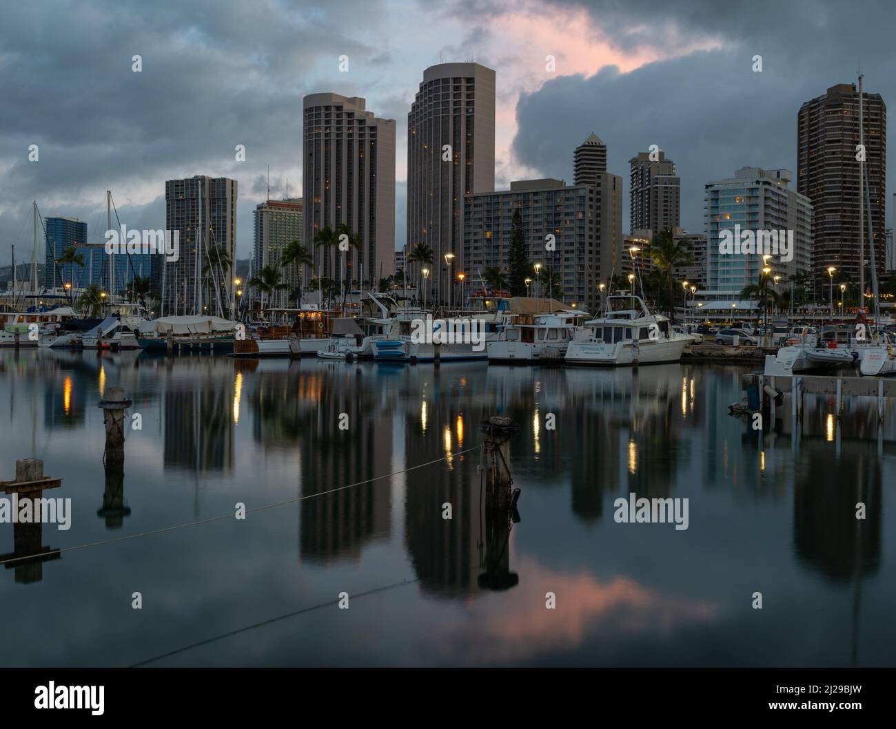 Honolulu skyline hi-res stock photography and images - Alamy