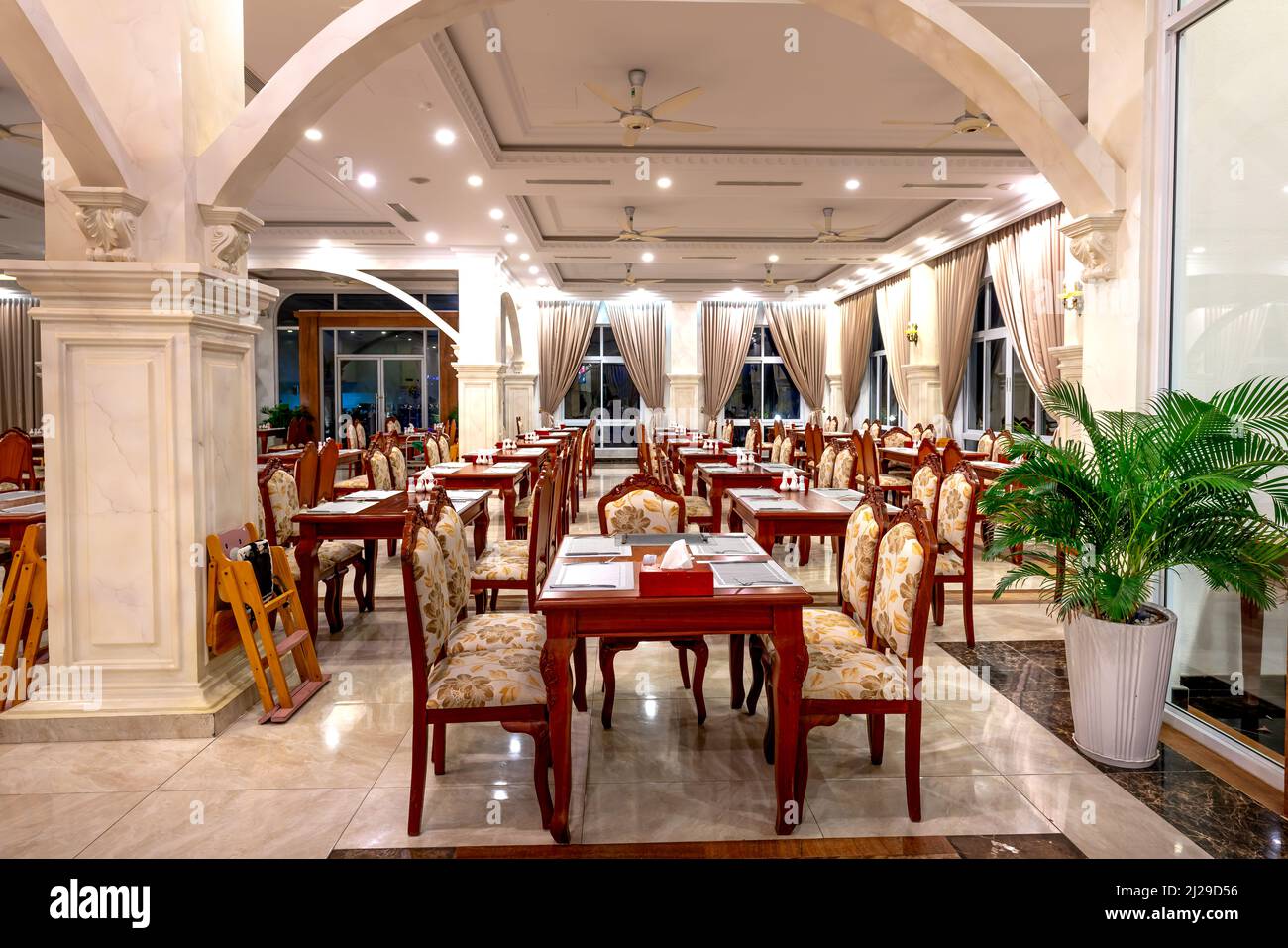 The Ridge Dining Table | Handcrafted Modern Dining Table | Fargo Woodworks, image size:1300x957