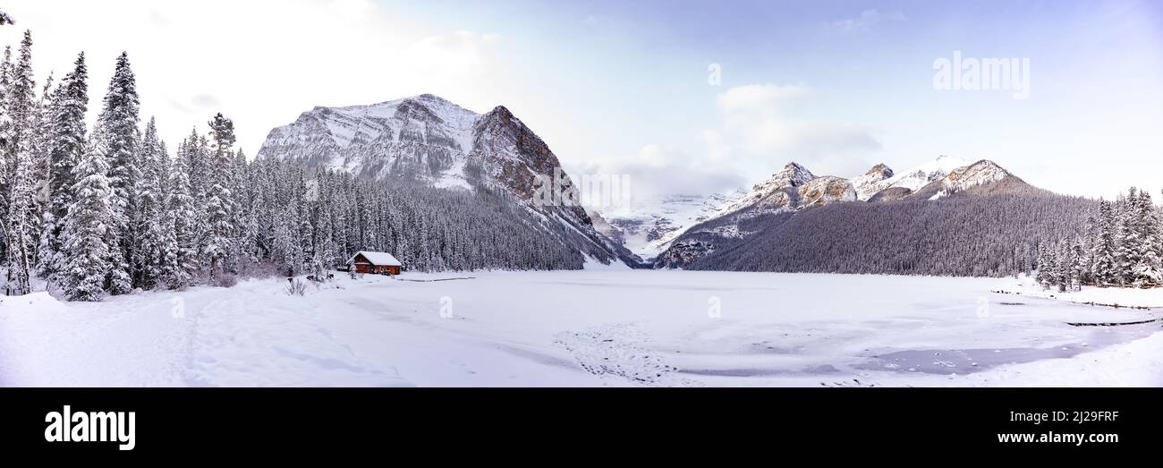 Chateau lake louise hotel winter snow banff national park hi-res stock ...