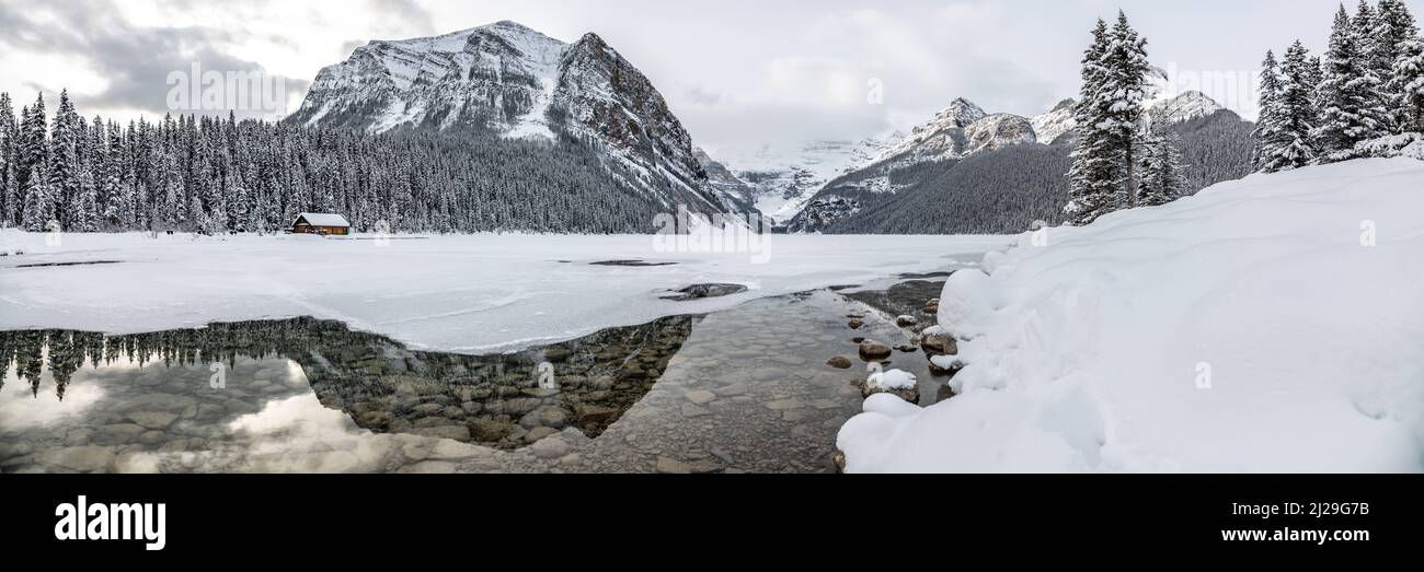 Chateau lake louise hotel winter snow banff national park hi-res stock ...