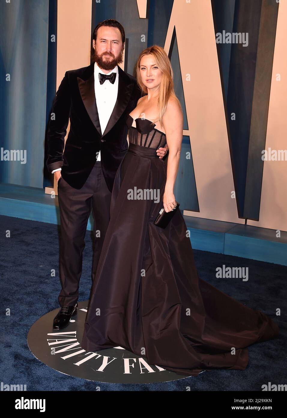 BEVERLY HILLS, CA - MARCH 27: (L-R) Danny Fujikawa and Kate Hudson attend the 2022 Vanity Fair Oscar Party hosted by Radhika Jones at Wallis Annenberg Stock Photo