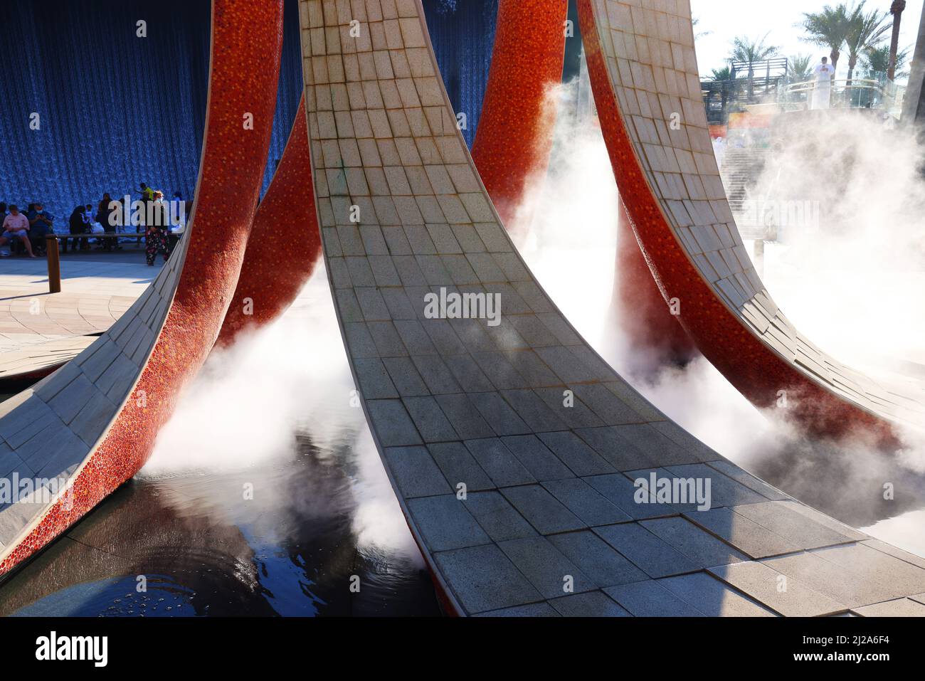 Nebel, Freude, Dubai Expo, Weltausstellung, moderne Architektur, Kunst, ein atemberaubender Wasserfall und Wasserdampfl  auf der Expo Dubai Stock Photo