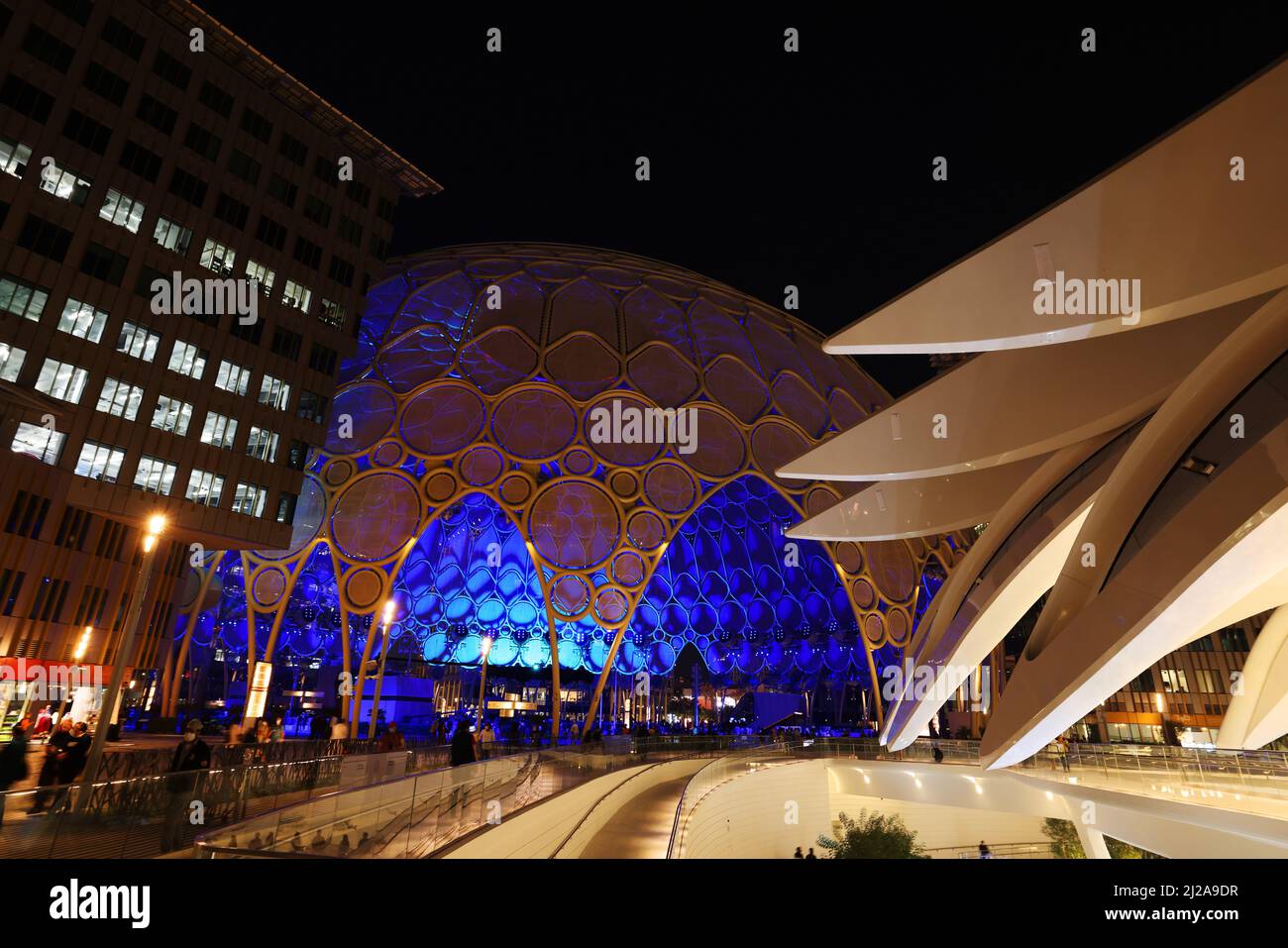 Dubai Expo, Weltausstellung, moderne Architektur, Al Wasl Plaza The Dome mit Kuppel und Dach als Metallzelt auf dem Expogelände Stock Photo