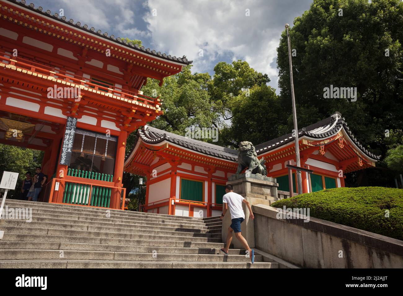 Yasaka shinto shrine kyoto hi-res stock photography and images - Alamy
