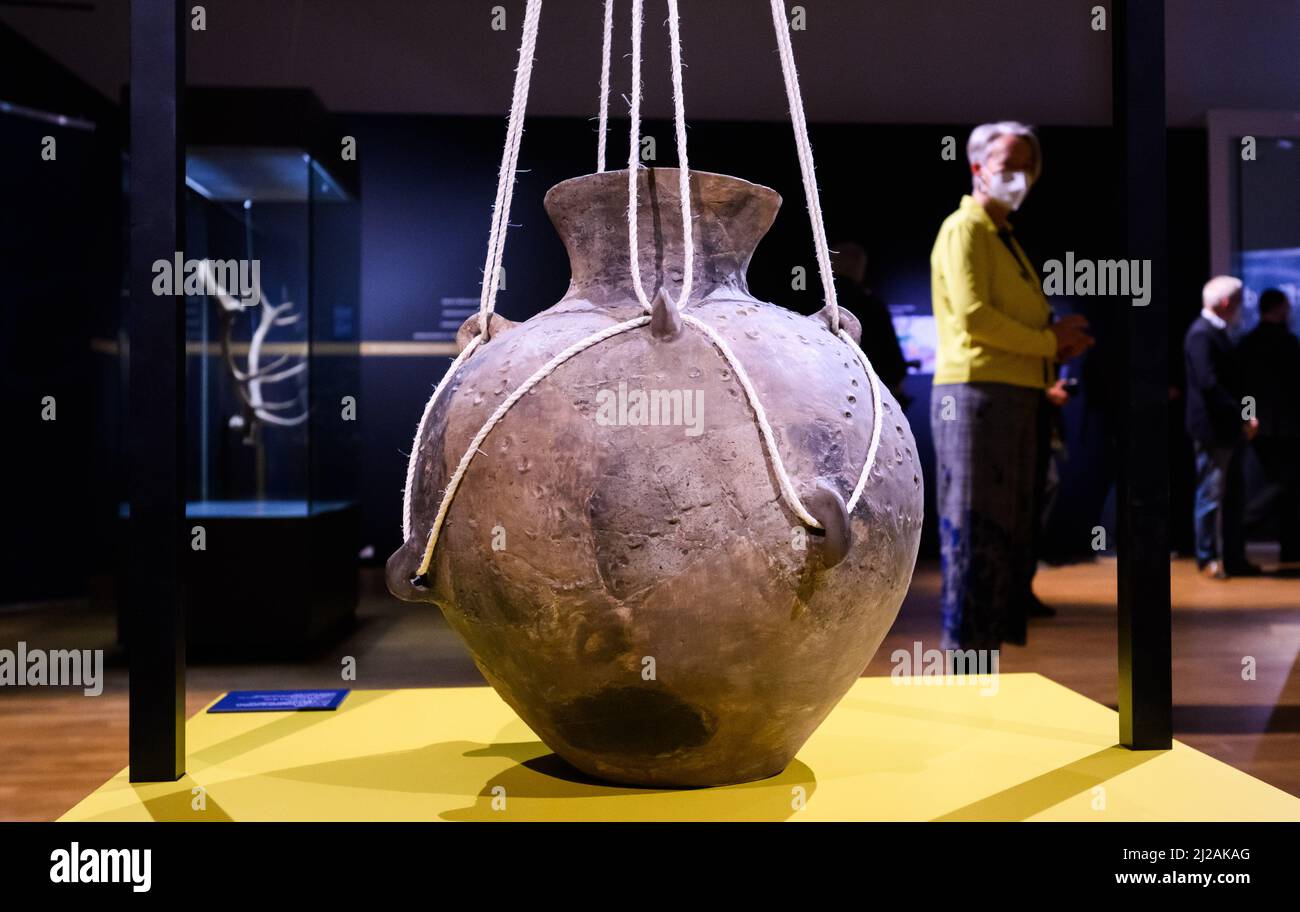 Hanover, Germany. 31st Mar, 2022. A storage vessel made of pottery (ca. 5300-4900 BC) is on display in the exhibition 'The Invention of the Gods. Stone Age in the North' in the Lower Saxony State Museum in Hanover. Credit: Julian Stratenschulte/dpa/Alamy Live News Stock Photo