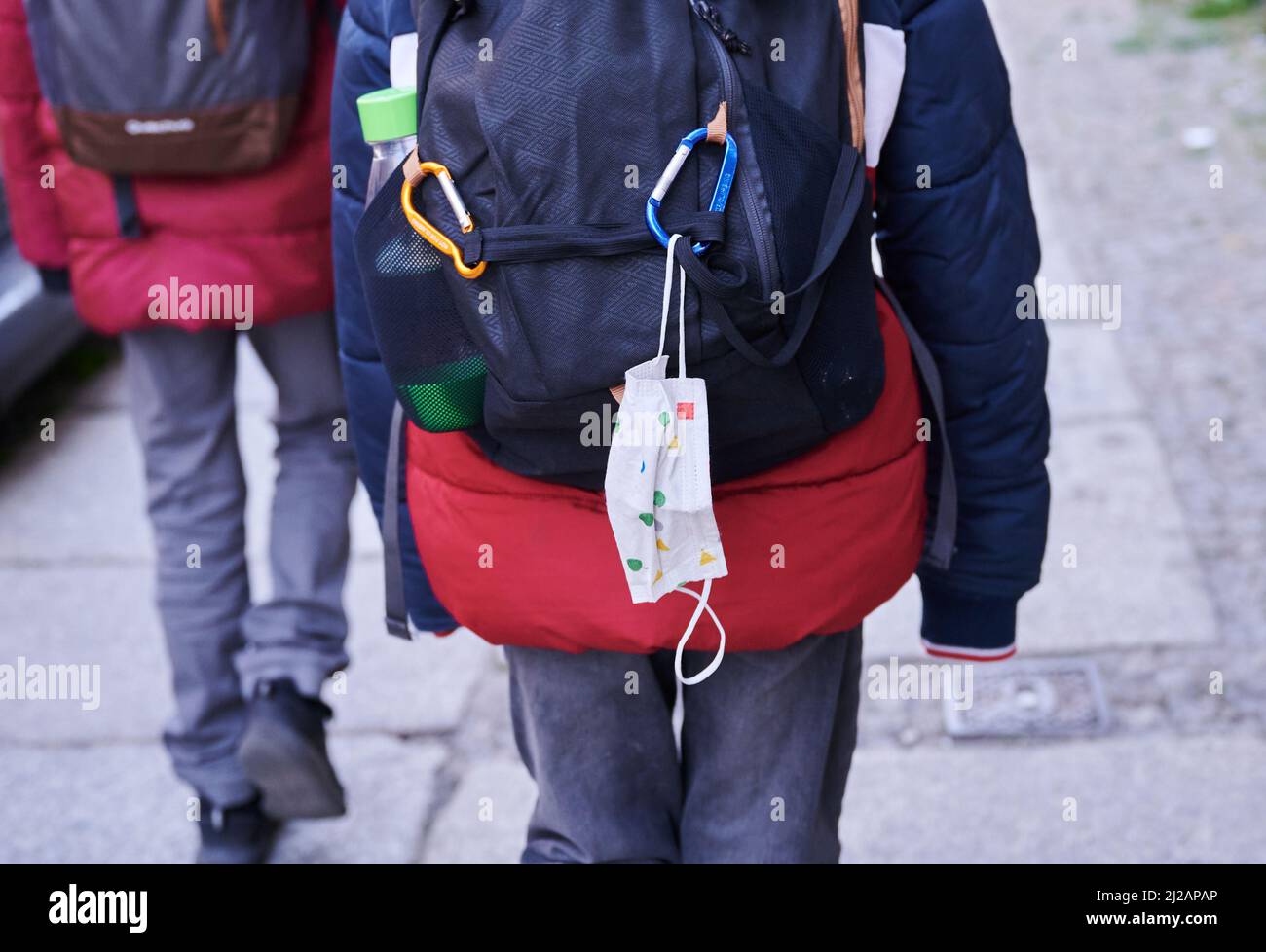Berlin, Germany. 31st Mar, 2022. A child's mask hangs from a schoolchild's backpack. Corona measures will be relaxed in Berlin from 01.04.2022. (Shot with zoom effect). Credit: Annette Riedl/dpa/Alamy Live News Stock Photo