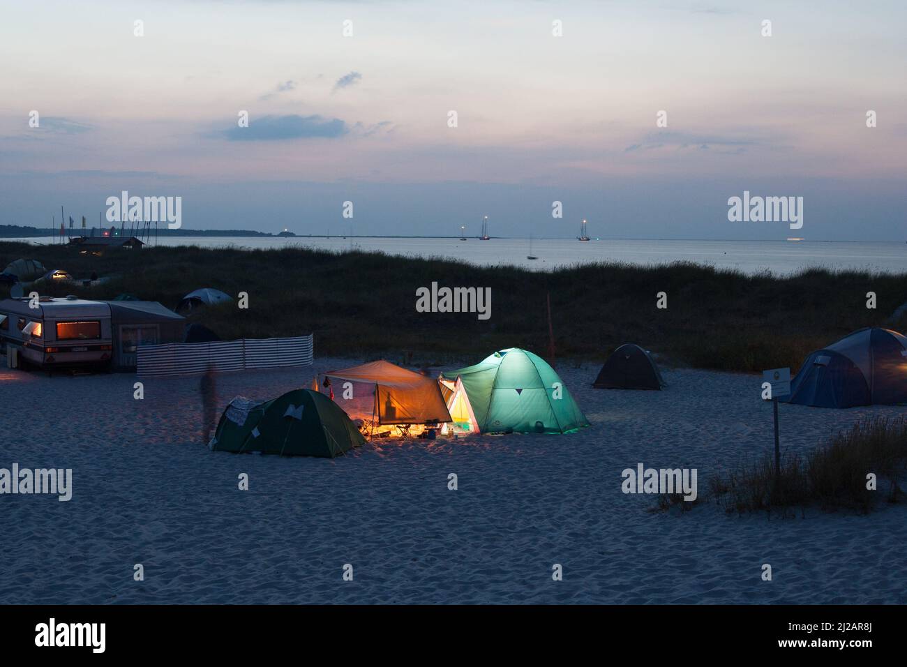 Zelt beleuchtet am Strand Stock Photo