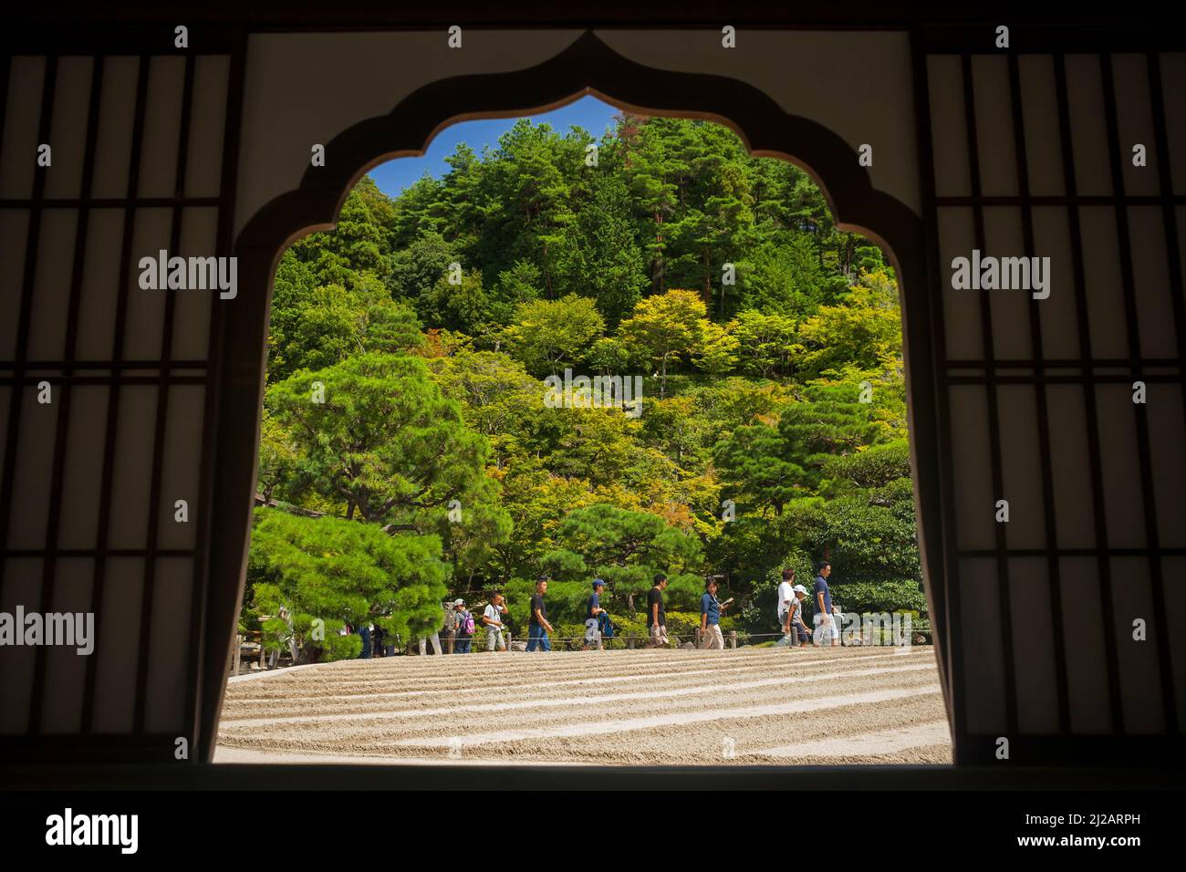 Tourists on the Ginshadan of the Japanese sand garden of Ginkaku-ji (Temple of the Silver Pavilion) Buddhist Zen temple, through a door, Kyoto Stock Photo