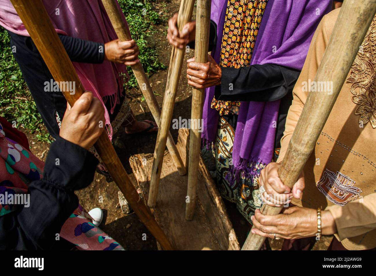 Lembang, Indonesia. 31st Mar, 2022. Women are seen playing rice mashers known as Lesung in the local language during a procession in Lembang. Hajat lembur or Nadar Tumbalan is an expression of gratitude and a request to be given safety, welfare, and health to God Almighty by residents of Buni Asih Village, Lembang. Credit: SOPA Images Limited/Alamy Live News Stock Photo