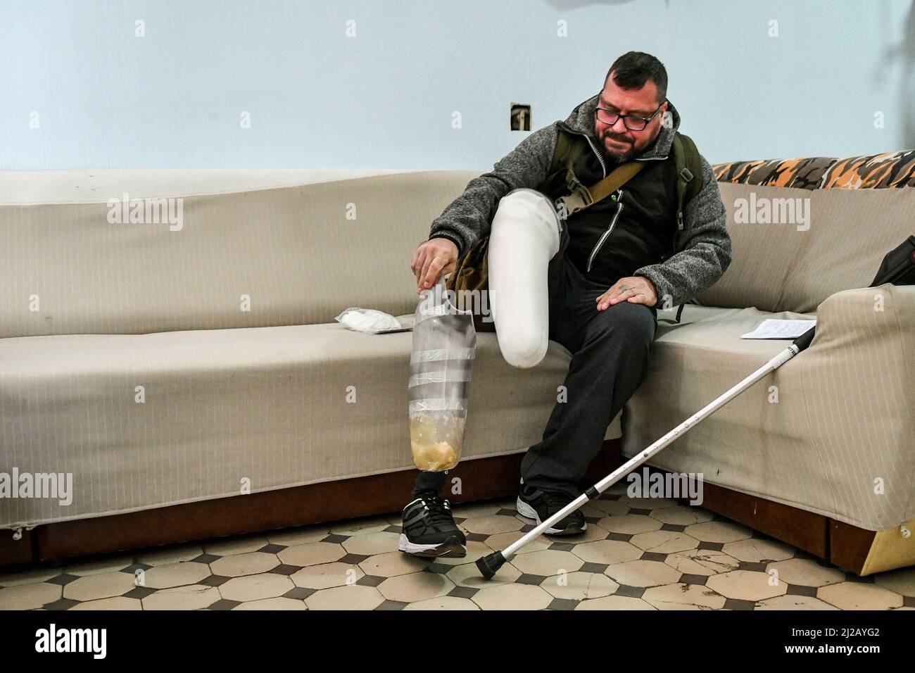 Non Exclusive: ZAPORIZHZHIA, UKRAINE - MARCH 29, 2022 - A patient puts on a prosthetic leg in the corridor at the Zaporizhzhia Military Hospital, Zapo Stock Photo