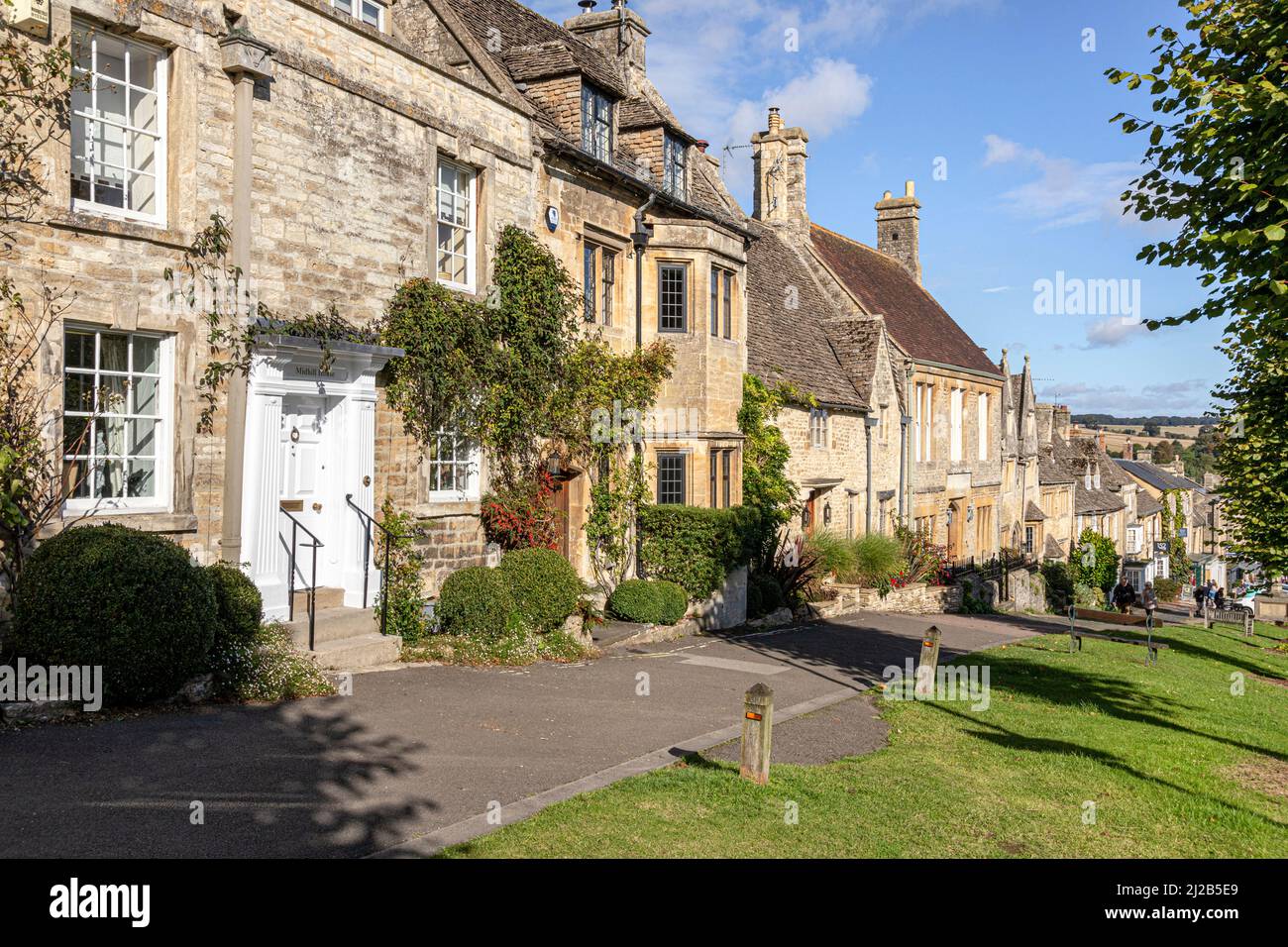 Typical traditional stone buildings on The Hill in the Cotswold town of Burford, Oxfordshire, England UK Stock Photo