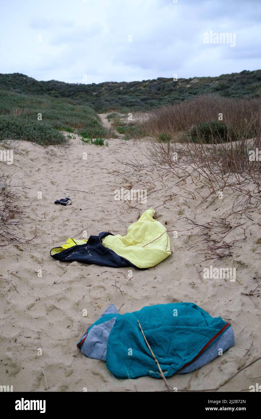 Refugees and migrants in the Hauts-de-France region (northern France), on November 26, 2021: refugee’s personal belongings found on the beach and the Stock Photo