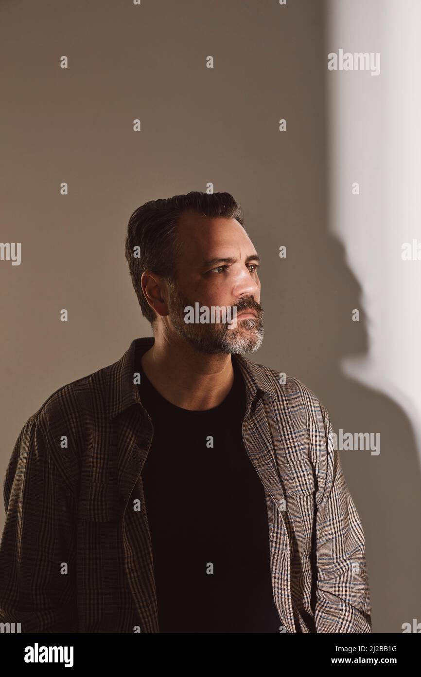 Looking at wall hi-res stock photography and images - Alamy