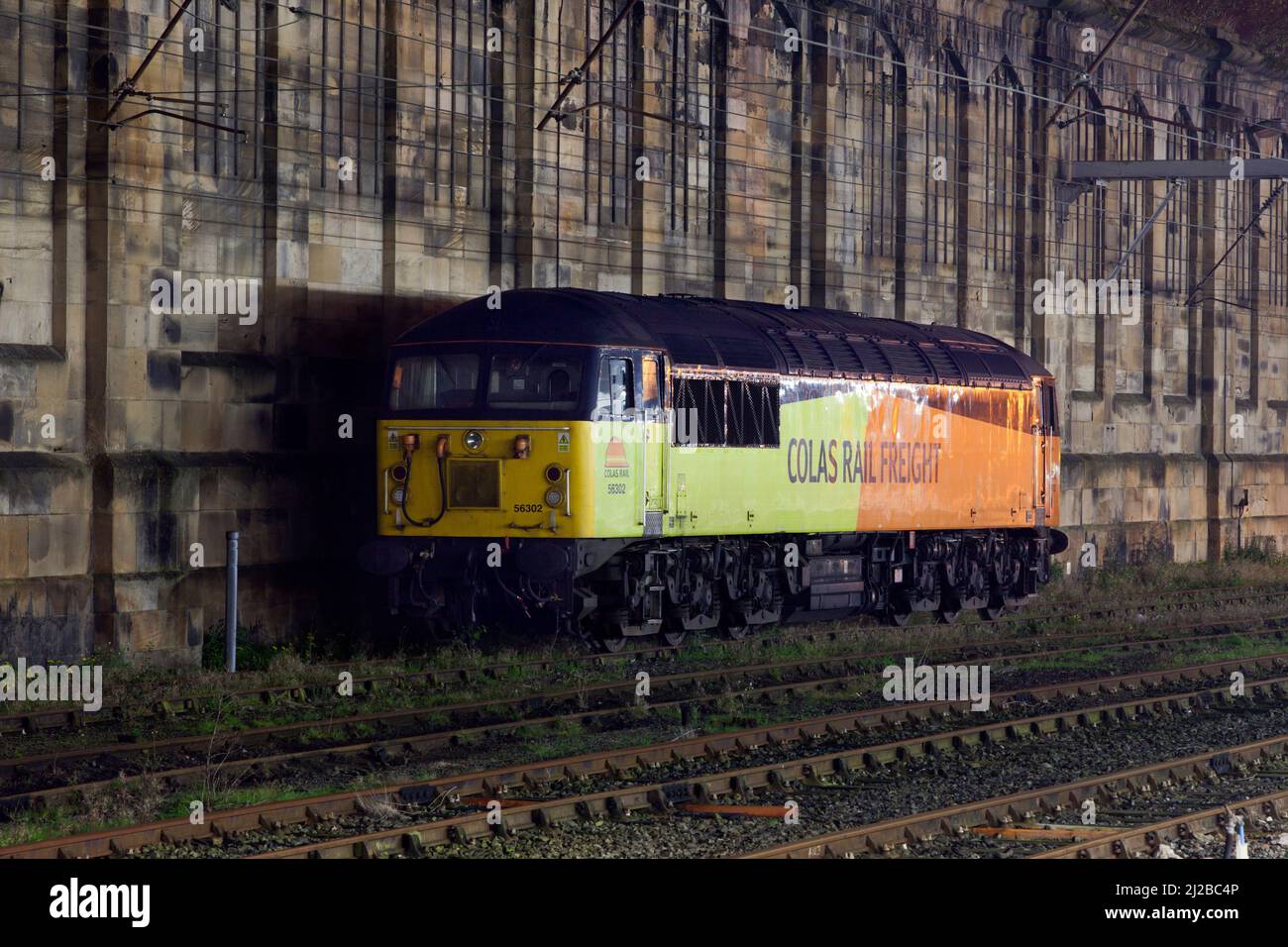 Colas Railfreight class 56 diesel locomotive 56302 stabled at Carlisle station. Stock Photo