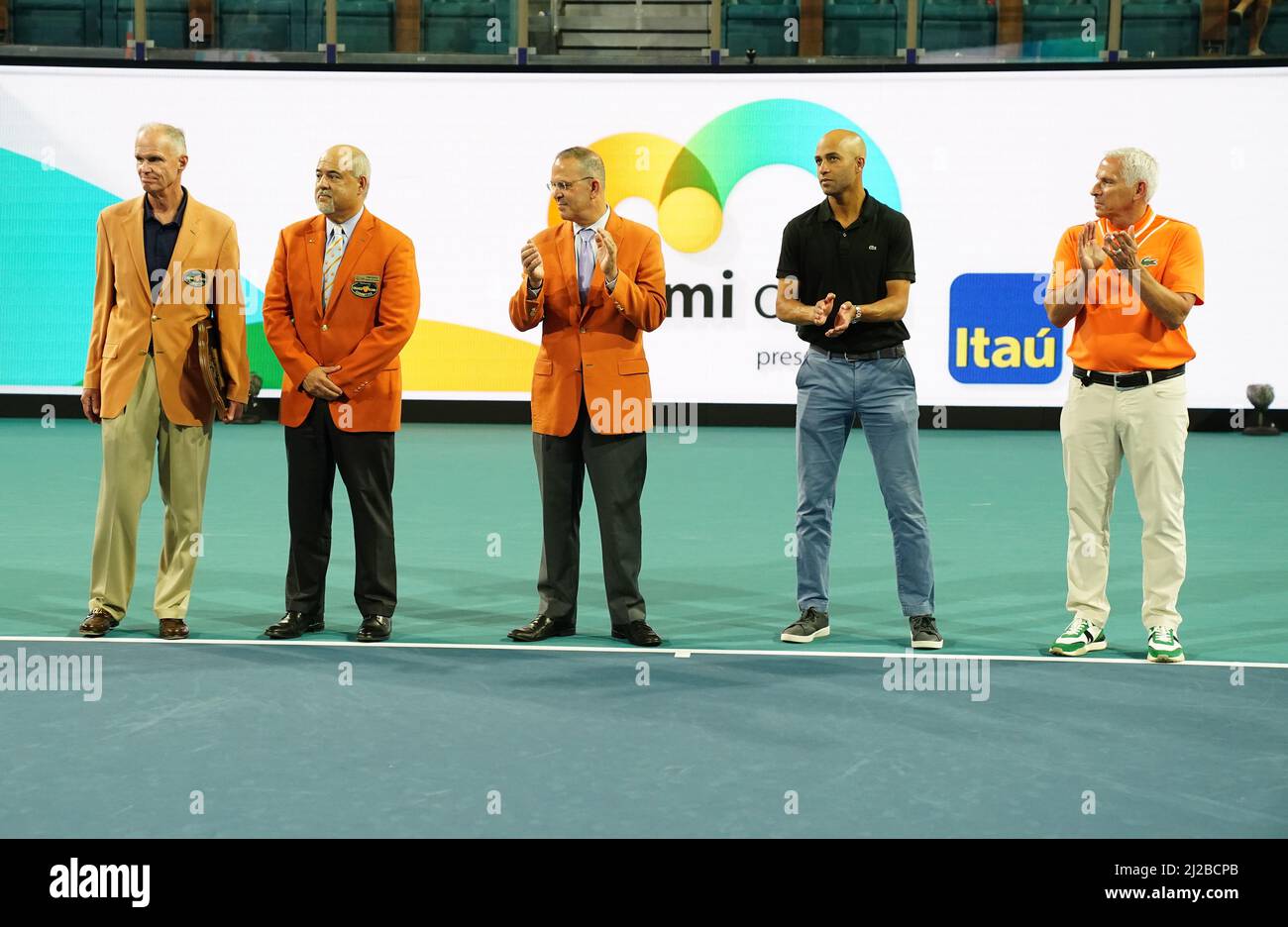 MIAMI GARDENS, FLORIDA - MARCH 30: Members of the Orange Bowl committee Doug Wiley, Frank Gonzalez and Eric Poms and Miami Open tournament director James Blake, Orange Bowl Committee Member and Senior Vice President IMG Tennis Josh Ripple to inducted Jim Courier into the Orange Bowl Tennis Hall of Fame during the Miami Open  at Hard Rock Stadium on March 30, 2022 in Miami Gardens, Florida. (Photo by JL/Sipa USA) Stock Photo