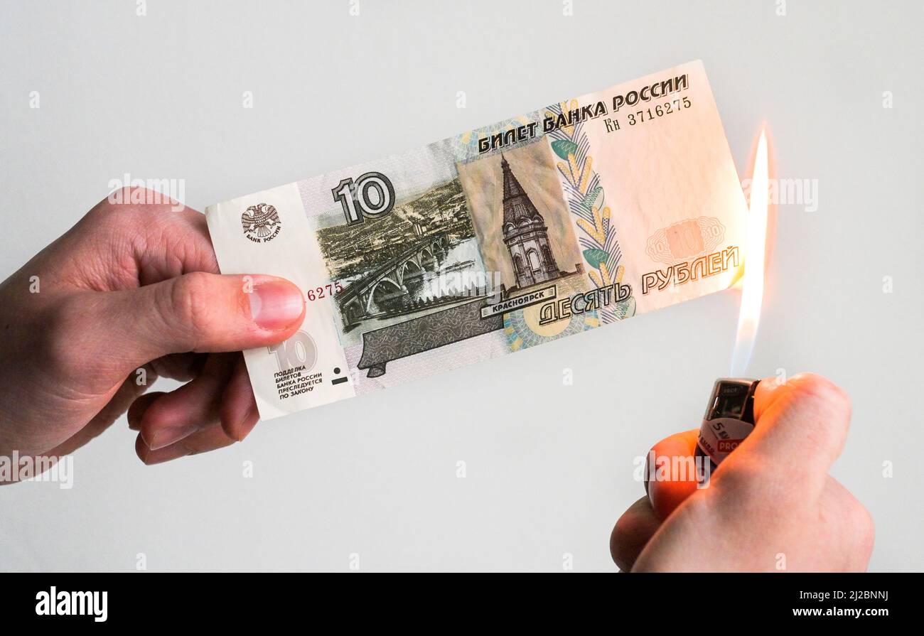 Rubel, verbrennen, Feuer, russische Banknote, Geldschein, Studioaufnahme Stock Photo