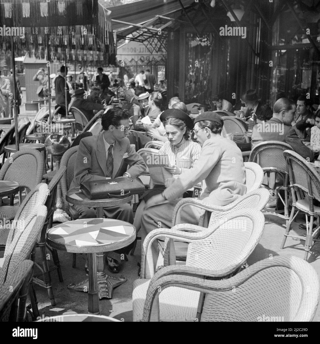 1940s paris street hi-res stock photography and images - Alamy