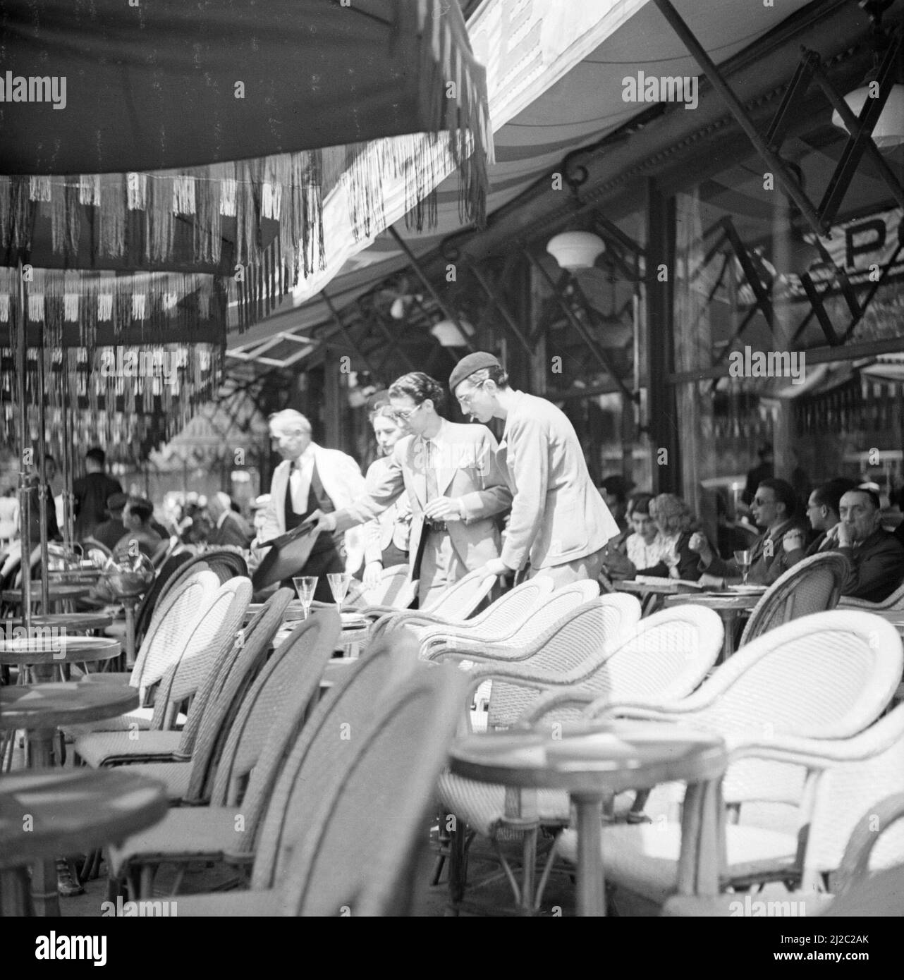 1940s paris street hi-res stock photography and images - Alamy