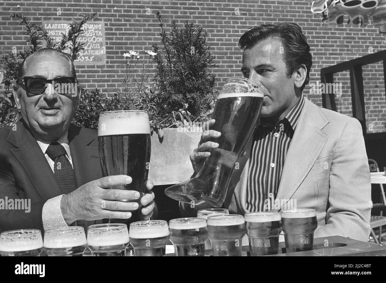 Actor Maximilian Schell in  een Brug te Ver, gives a press conference in Amsterdam, left producer Levine, right Schell with boot beer ca. 13 June 1976 Stock Photo