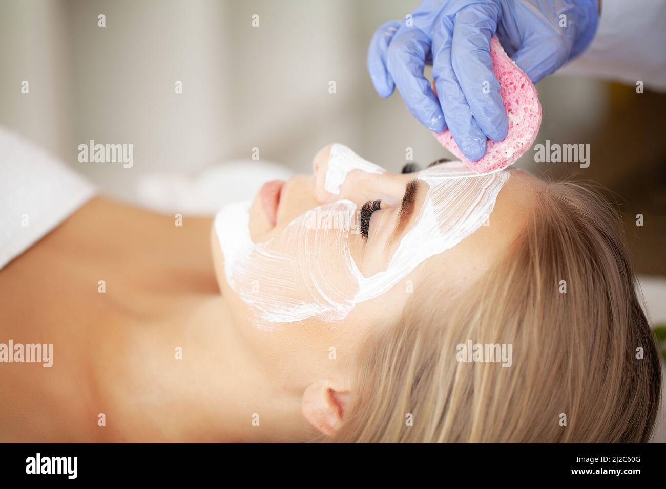 Masque Peeling visage, spa beauté, soins de la peau. Close-up. La thérapie  Spa pour jeune femme. Masque visage argile Photo Stock - Alamy