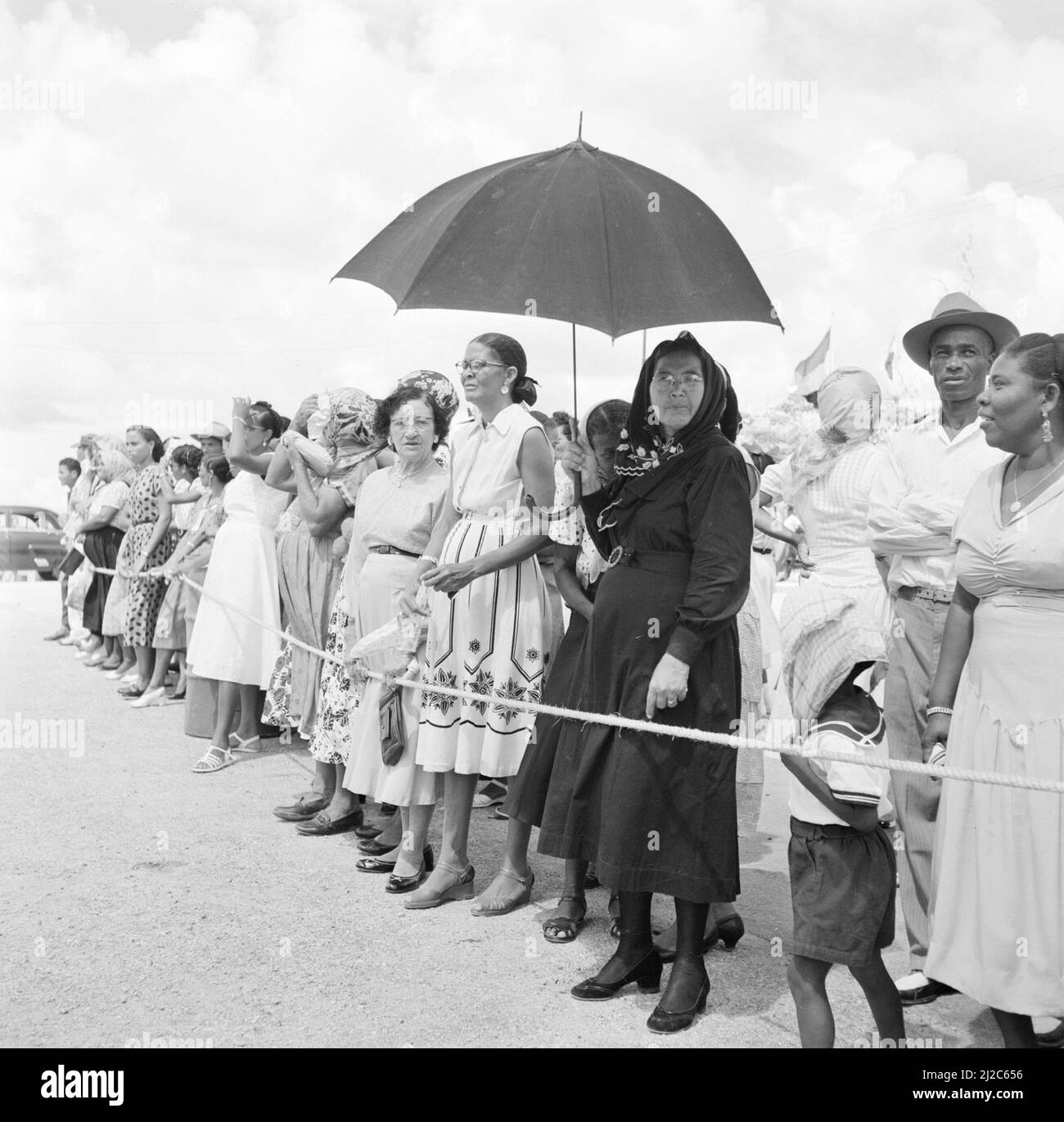 Spectators at the arrival of the royal couple at the airport of Bonaire ca: October 23, 1955 Stock Photo