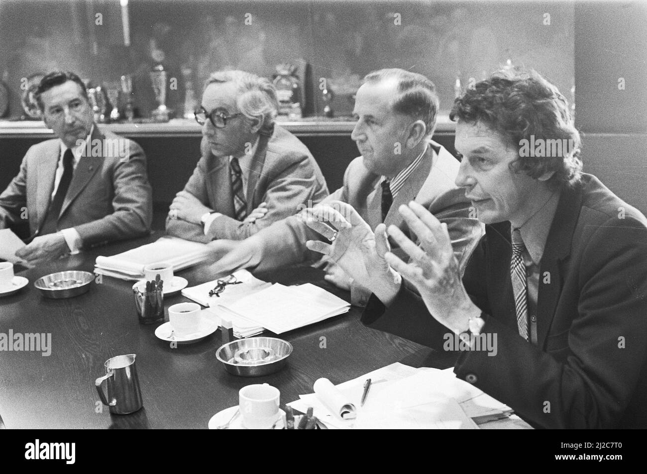 Labor Foundation meeting on wages, from left to right: De Wit (NCU), Lanser (CNV), Van Veen (VNO) and Kok (FNV) ca. 22 June 1976 Stock Photo