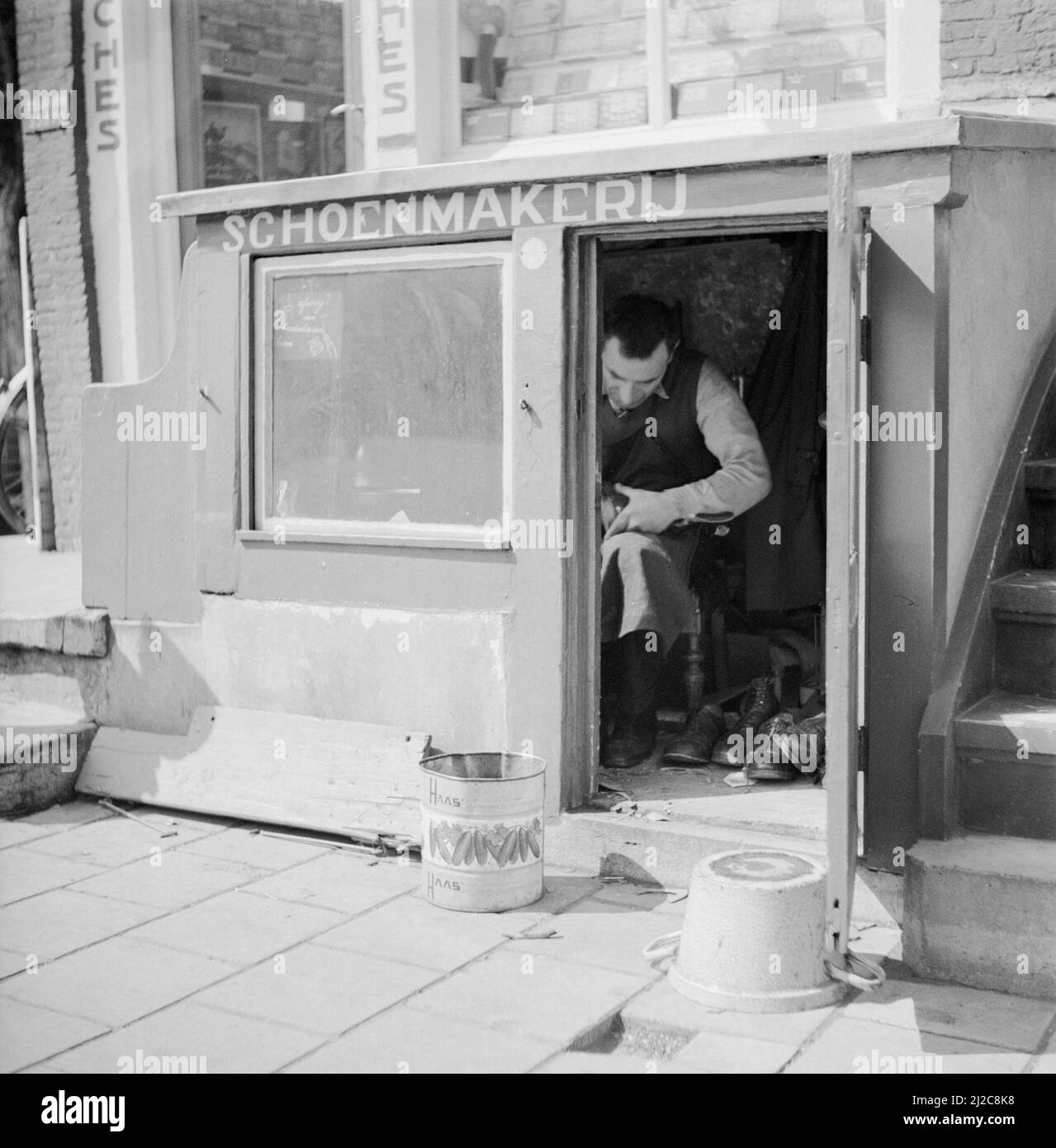 Historicla shoemaker hi-res stock photography and images - Alamy