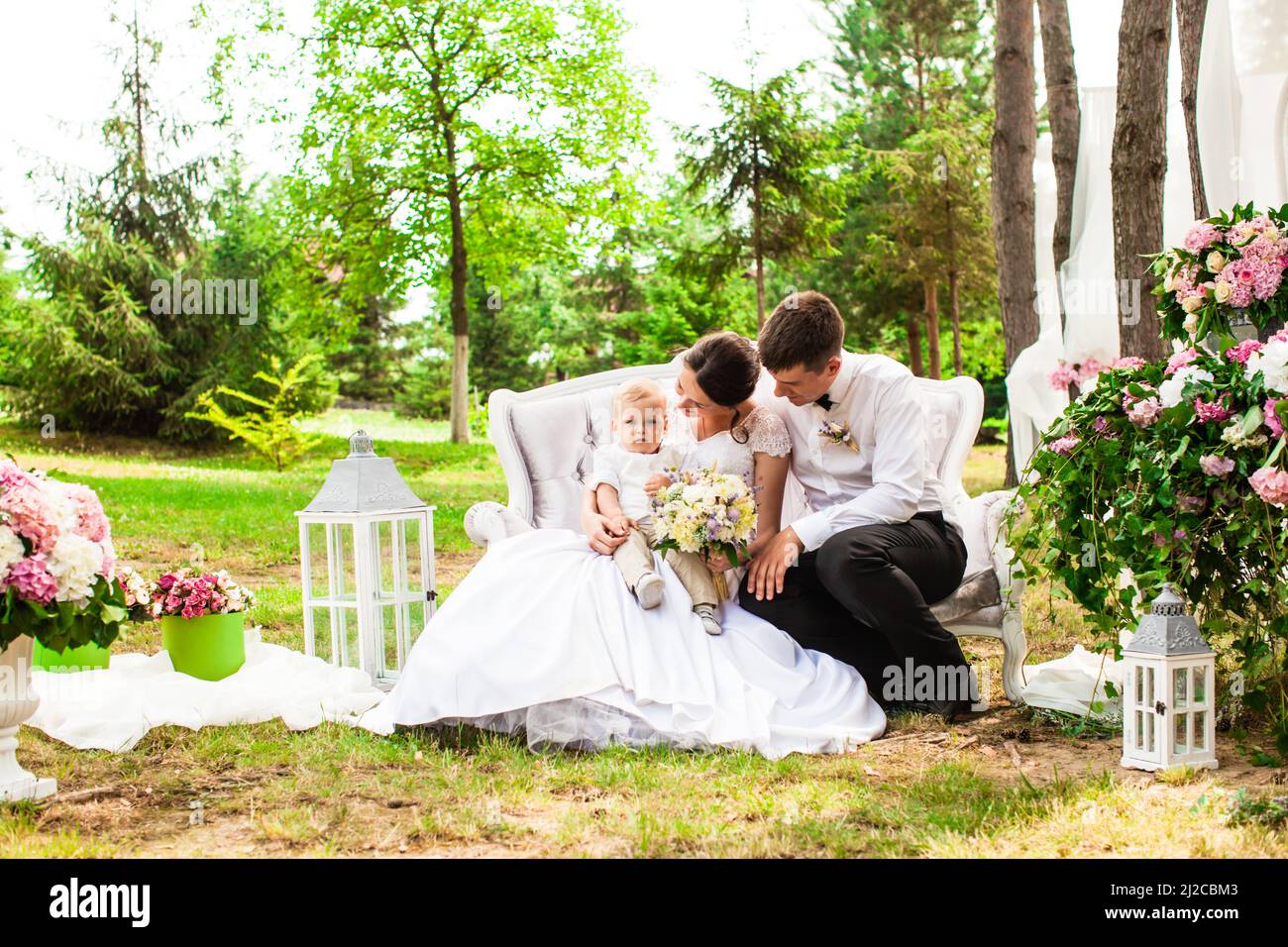 Happy wedding couple at the outdoor wedding decor Stock Photo - Alamy
