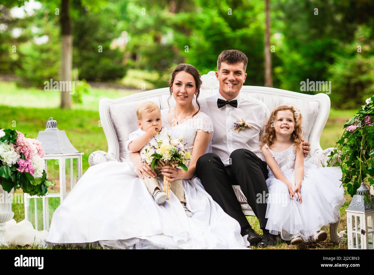 Happy wedding couple at the outdoor wedding decor Stock Photo - Alamy