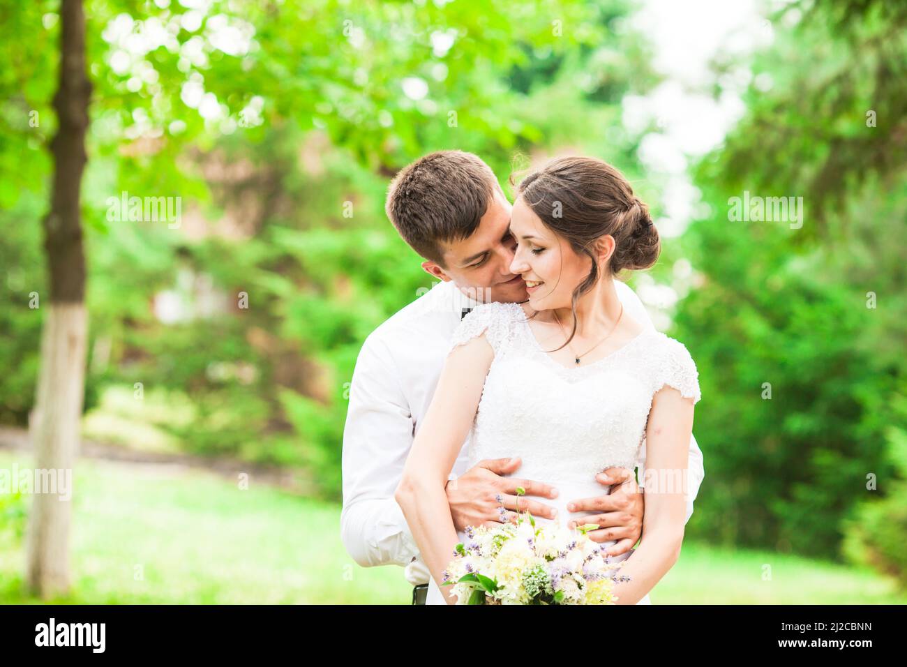 Romantic couple kissing rain hi-res stock photography and images - Alamy