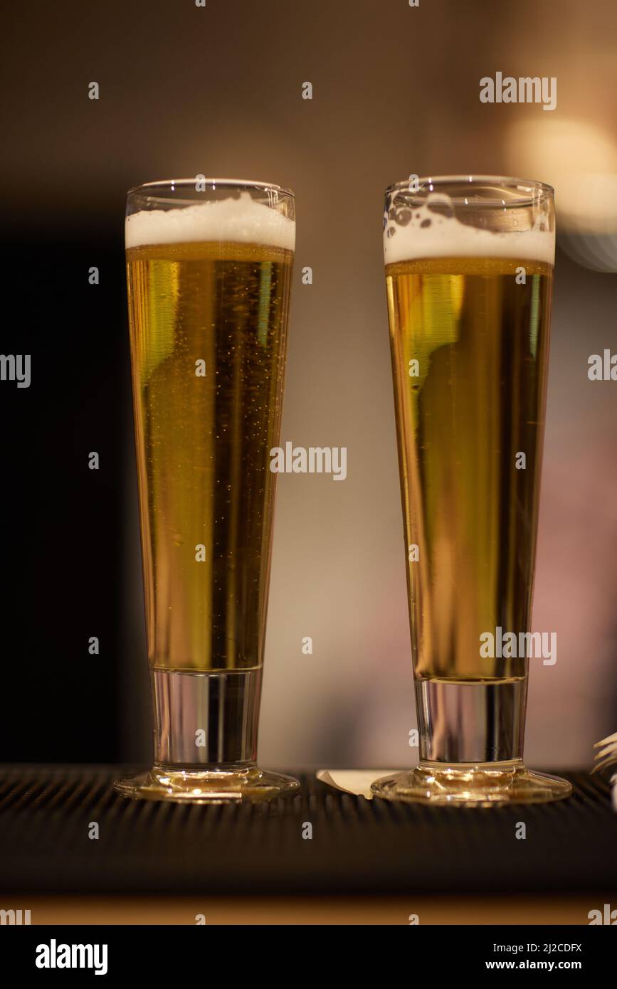 https://c8.alamy.com/comp/2J2CDFX/craft-beer-glasses-on-bar-at-microbrewery-nighlife-concept-2J2CDFX.jpg