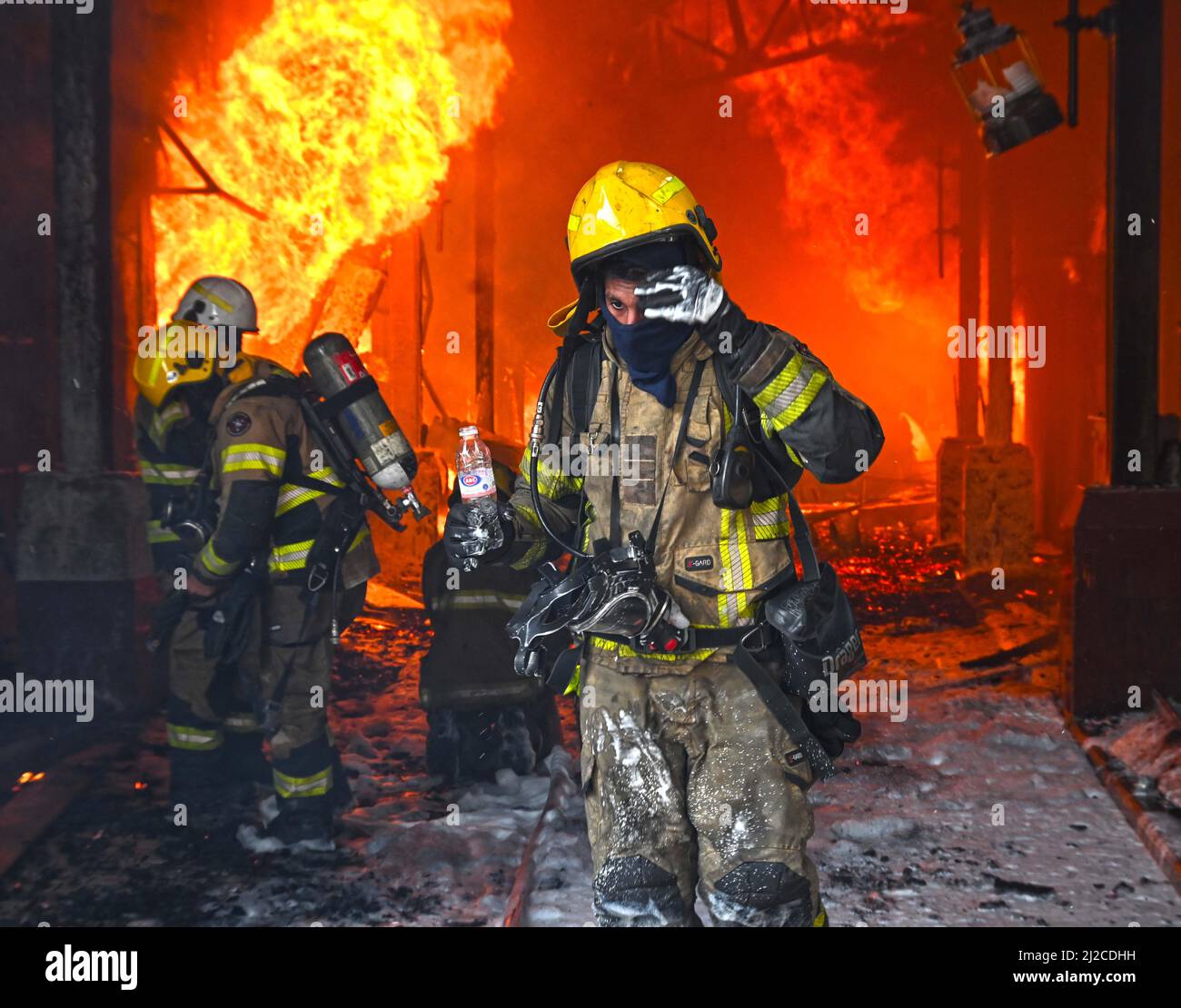 Kuwait City, Kuwait. 31st Mar, 2022. Firefighters battle a fire at Al-Mubarakiya market in Kuwait City, Kuwait, on March 31, 2022. A total of 14 injured on Thursday afternoon as a huge fire broke out at Kuwait's popular Al-Mubarakiya market in Kuwait City, the Kuwait News Agency (KUNA) said. Credit: Asad/Xinhua/Alamy Live News Stock Photo