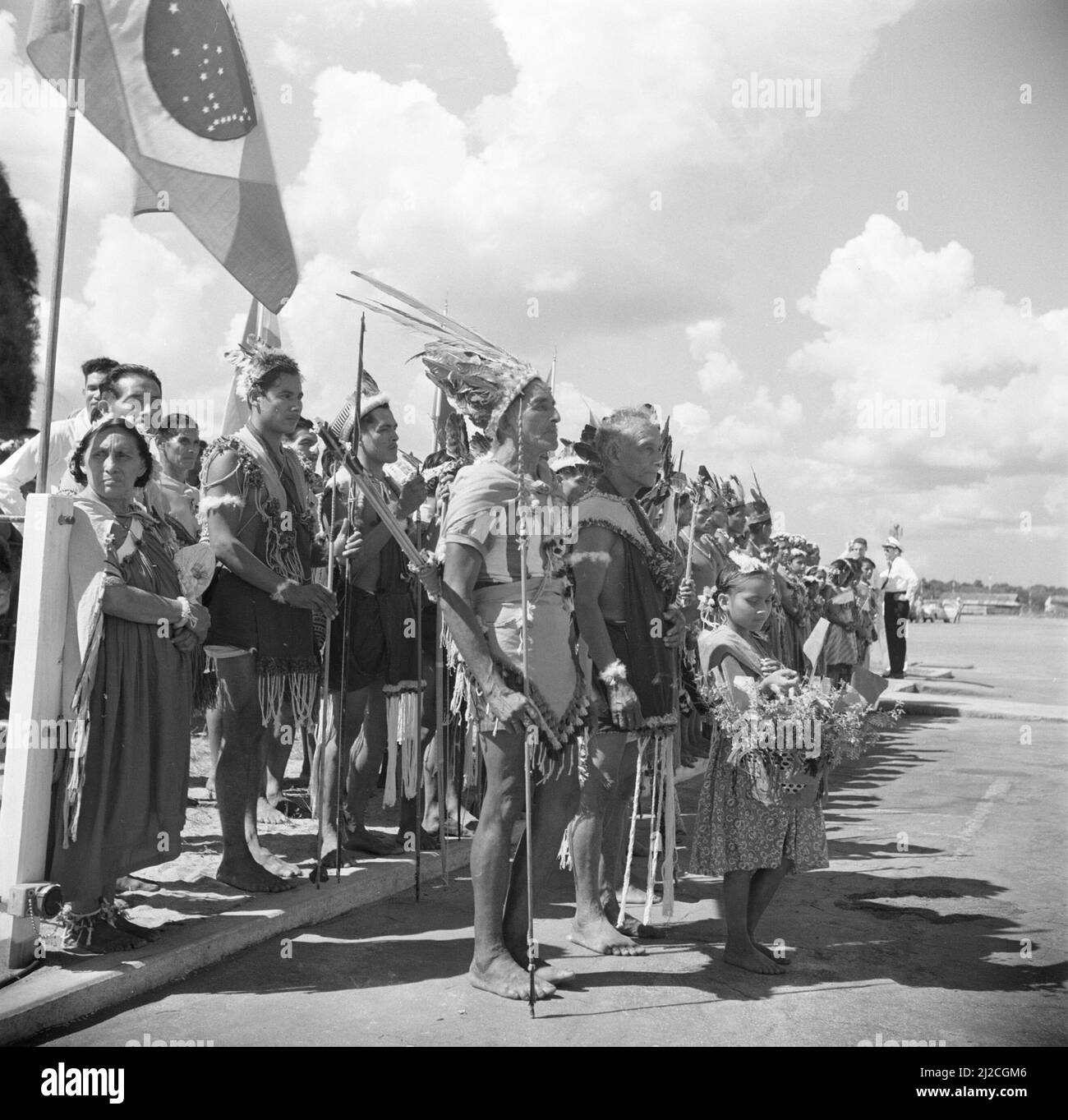 Indians at the arrival of the royal couple at Zanderij airport ca: October 27, 1955 Stock Photo