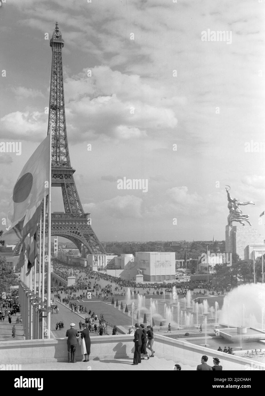 View from the terraces of the Palais de Chaillot of the Eiffel Tower, the Canadian Pavilion, the French Pavilion Grande Bretagne and the Pavilion of Sweden and the Soviet Union  ca: 1937 Stock Photo