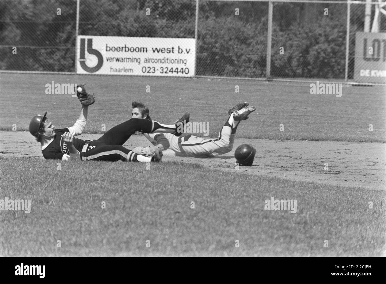 T. Nicols against L. Schoten (baseball) in Haarlem, Horeman (LS) catches Leurs (TN) out ca. July 25, 1976 Stock Photo
