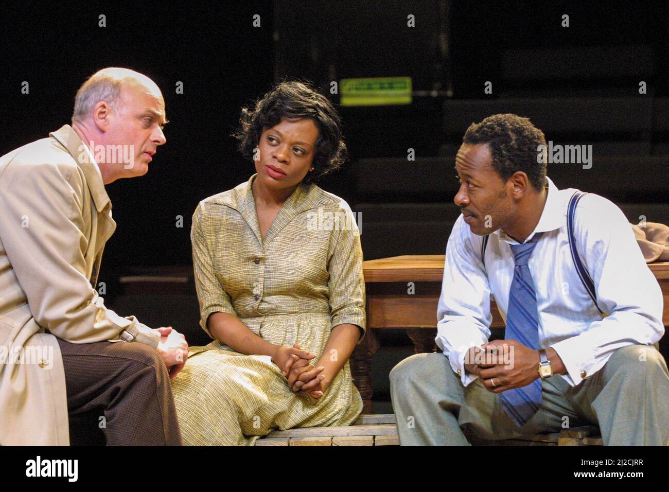 l-r: William Chubb (Karl Lindner), Cecilia Noble (Ruth Younger), Lennie James (Walter Lee Younger) in A RAISIN IN THE SUN by Lorraine Hansberry at the Young Vic Theatre, London SE1  04/06/2001               design: Francis O’Connor  lighting: Tim Mitchell  director: David Lan Stock Photo