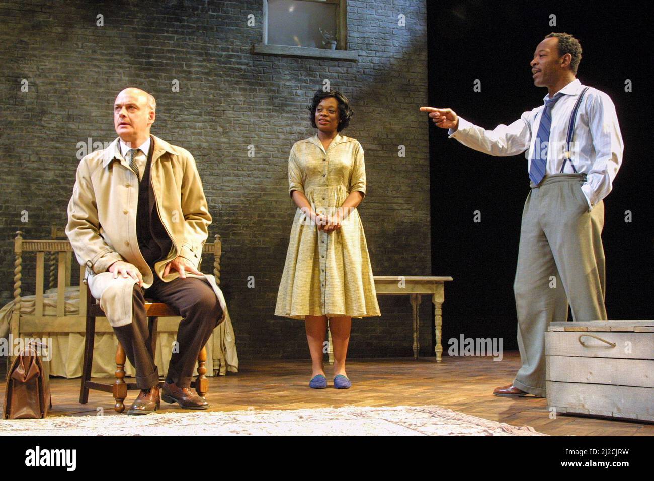 l-r: William Chubb (Karl Lindner), Cecilia Noble (Ruth Younger), Lennie James (Walter Lee Younger) in A RAISIN IN THE SUN by Lorraine Hansberry at the Young Vic Theatre, London SE1  04/06/2001               design: Francis O’Connor  lighting: Tim Mitchell  director: David Lan Stock Photo