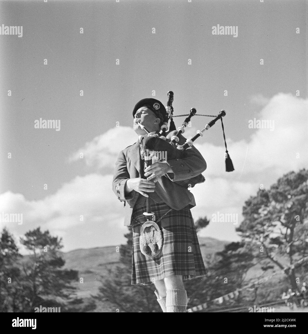 Scotland bagpiper highlands Black and White Stock Photos & Images Alamy