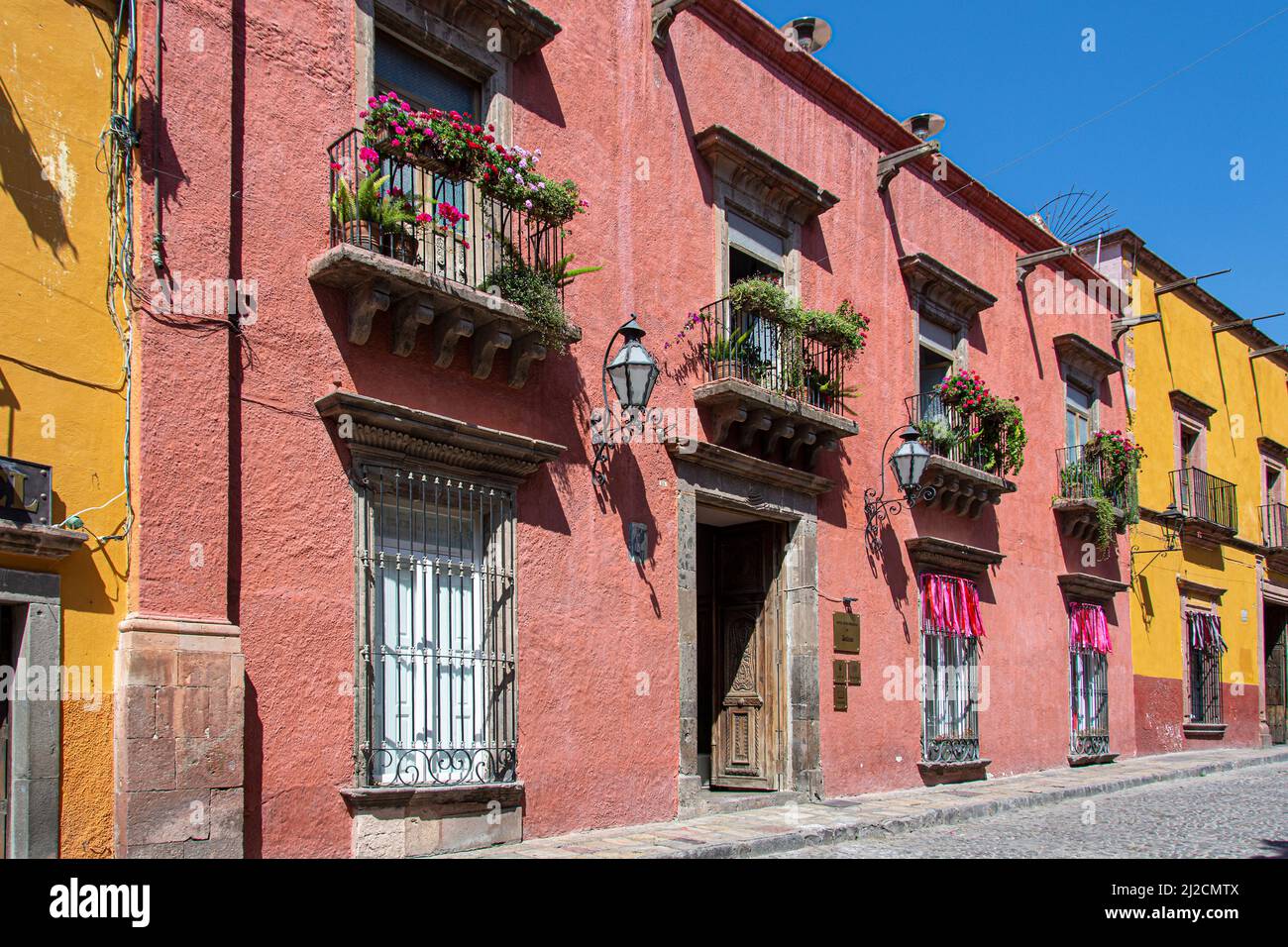 Guanajuato colorful homes buildings hires stock photography and images