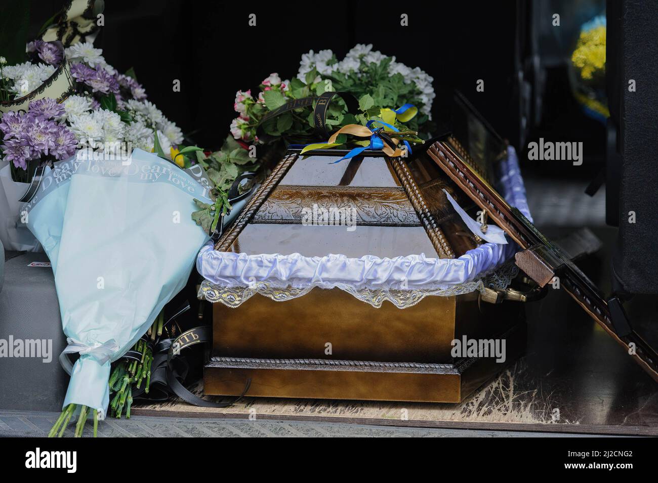 Lviv, Ukraine. 31st Mar, 2022. A coffin of a Ukrainian soldier with flowers during the burial. Funeral ceremony of 3 Ukrainian soldiers Kozachenko Andriy, Sarkisyan Ihor, Oliynyk Yuriy killed by Russian forces amid the Russian invasion in Lviv. (Photo by Mykola Tys/SOPA Images/Sipa USA) Credit: Sipa USA/Alamy Live News Stock Photo