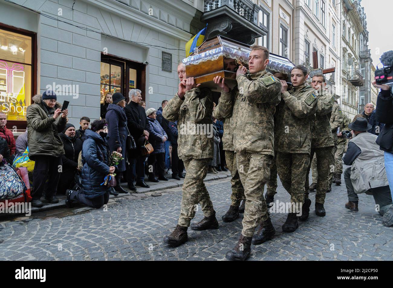 Lviv, Ukraine. 31st Mar, 2022. Ukrainian servicemen carry a coffin of their comrade during the burial. Funeral ceremony of 3 Ukrainian soldiers Kozachenko Andriy, Sarkisyan Ihor, Oliynyk Yuriy killed by Russian forces amid the Russian invasion in Lviv. (Credit Image: © Mykola Tys/SOPA Images via ZUMA Press Wire) Stock Photo