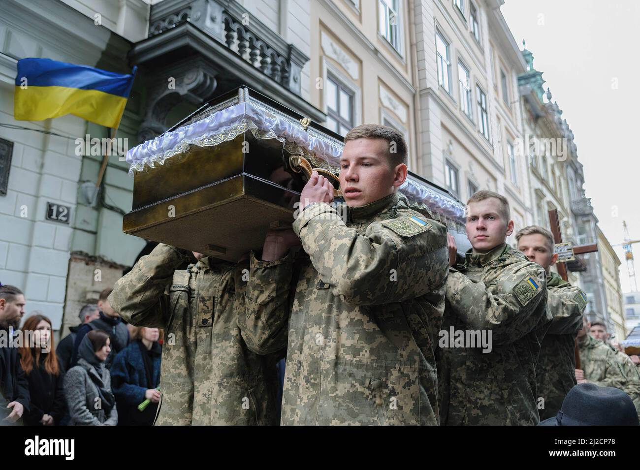 Lviv, Ukraine. 31st Mar, 2022. Ukrainian servicemen carry a coffin of their comrade during the burial. Funeral ceremony of 3 Ukrainian soldiers Kozachenko Andriy, Sarkisyan Ihor, Oliynyk Yuriy killed by Russian forces amid the Russian invasion in Lviv. (Credit Image: © Mykola Tys/SOPA Images via ZUMA Press Wire) Stock Photo