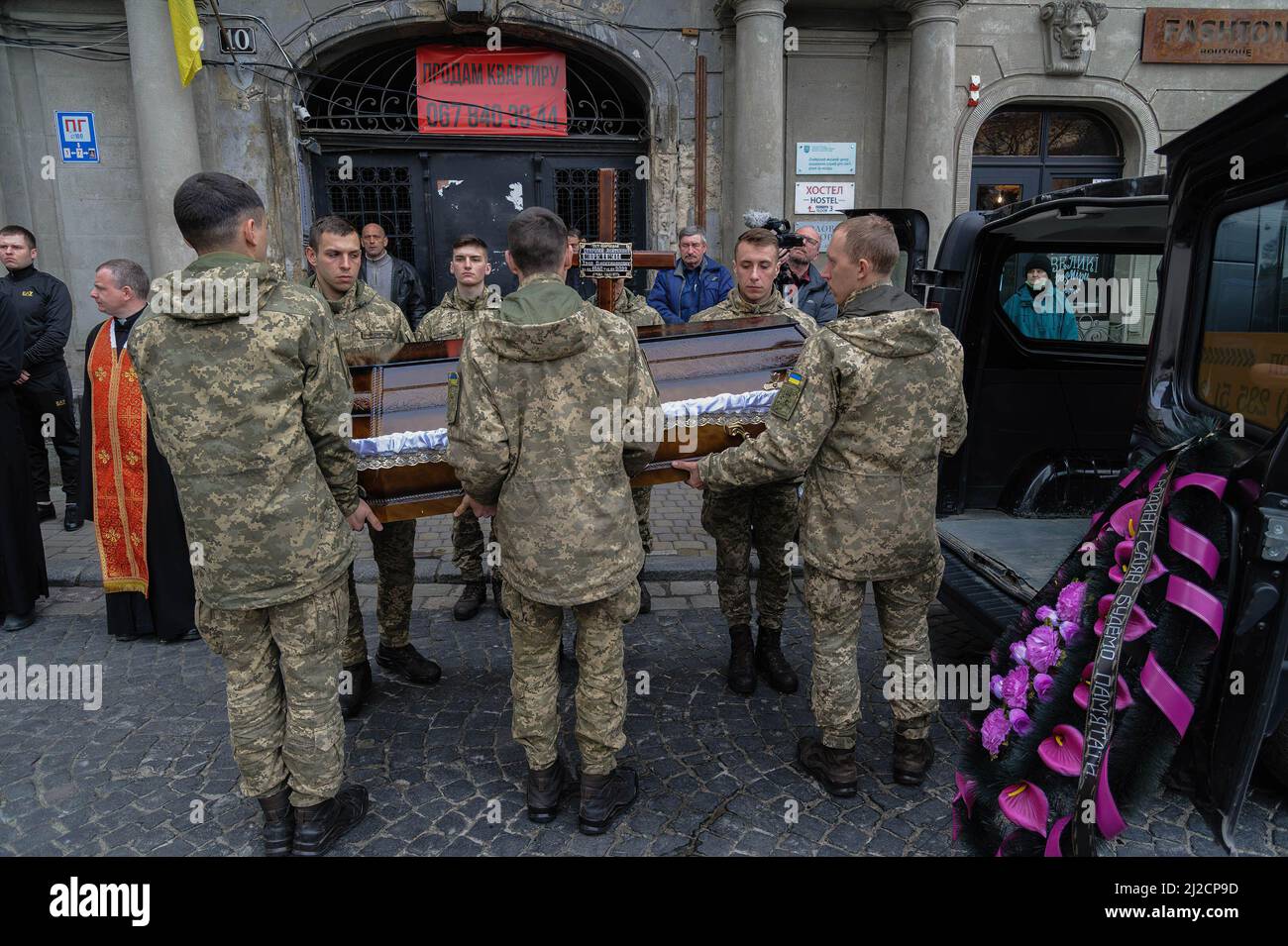 Lviv, Ukraine. 31st Mar, 2022. Ukrainian servicemen carry the coffin of their comrade during the burial. Funeral ceremony of 3 Ukrainian soldiers Kozachenko Andriy, Sarkisyan Ihor, Oliynyk Yuriy killed by Russian forces amid the Russian invasion in Lviv. (Credit Image: © Mykola Tys/SOPA Images via ZUMA Press Wire) Stock Photo