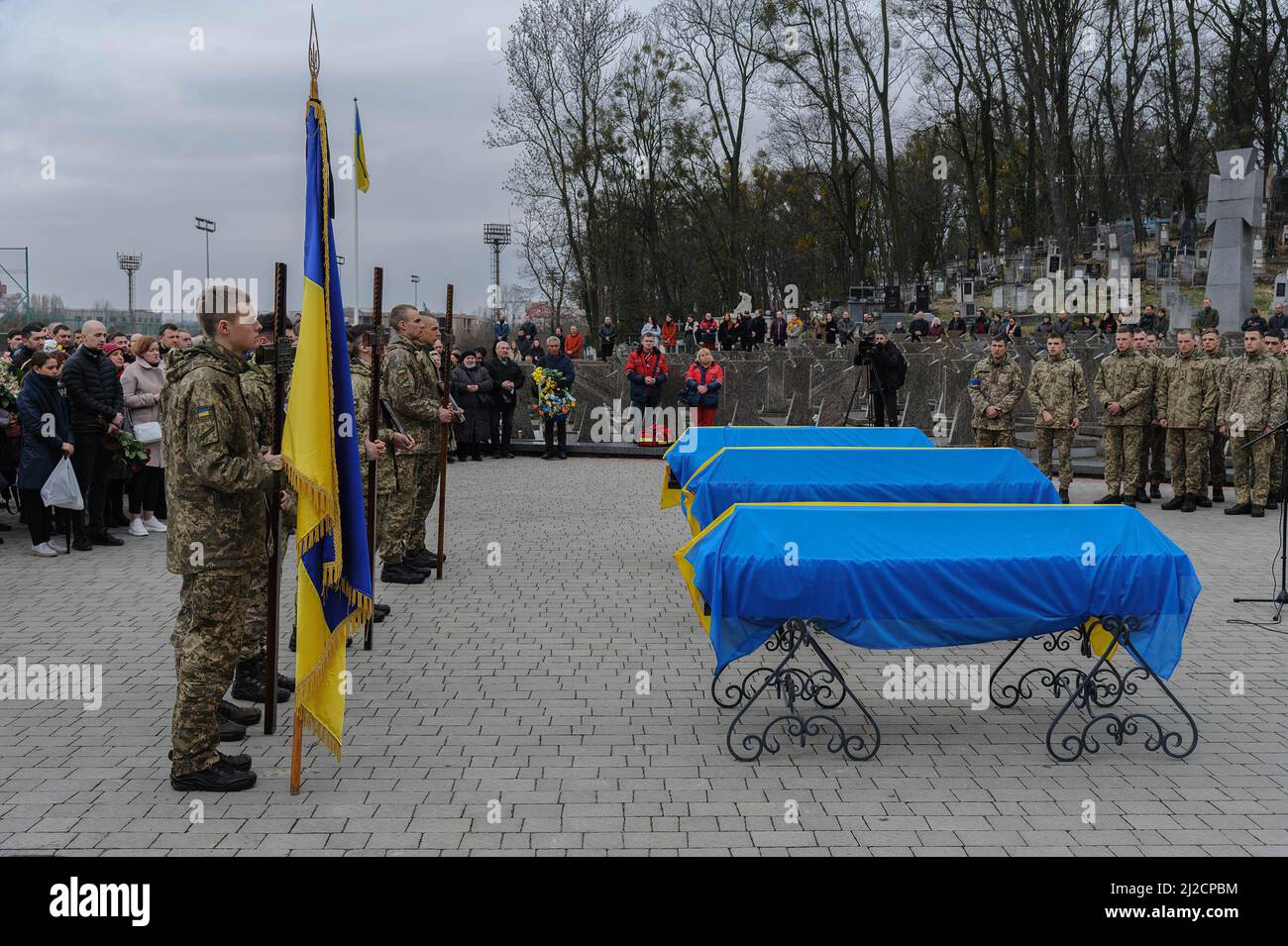 Lviv, Ukraine. 31st Mar, 2022. Ukrainian servicemen pay their respect to their comrades during the burial. Funeral ceremony of 3 Ukrainian soldiers Kozachenko Andriy, Sarkisyan Ihor, Oliynyk Yuriy killed by Russian forces amid the Russian invasion in Lviv. (Credit Image: © Mykola Tys/SOPA Images via ZUMA Press Wire) Stock Photo